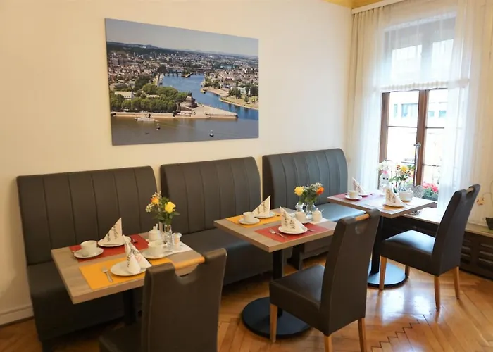 扬凡韦特酒店 *