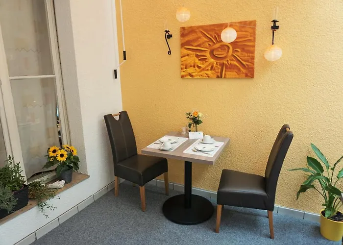 扬凡韦特酒店 *